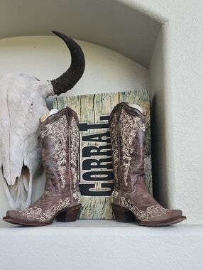 Corral Cowboy Boots Women's Wedding Big Floral Embroidered Snip Toe Boots W/ Box